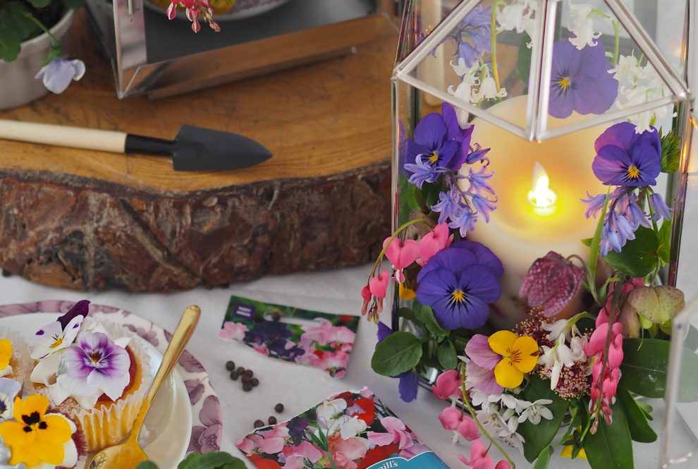 DIY Cómo hacer un farol decorativo con flores naturales