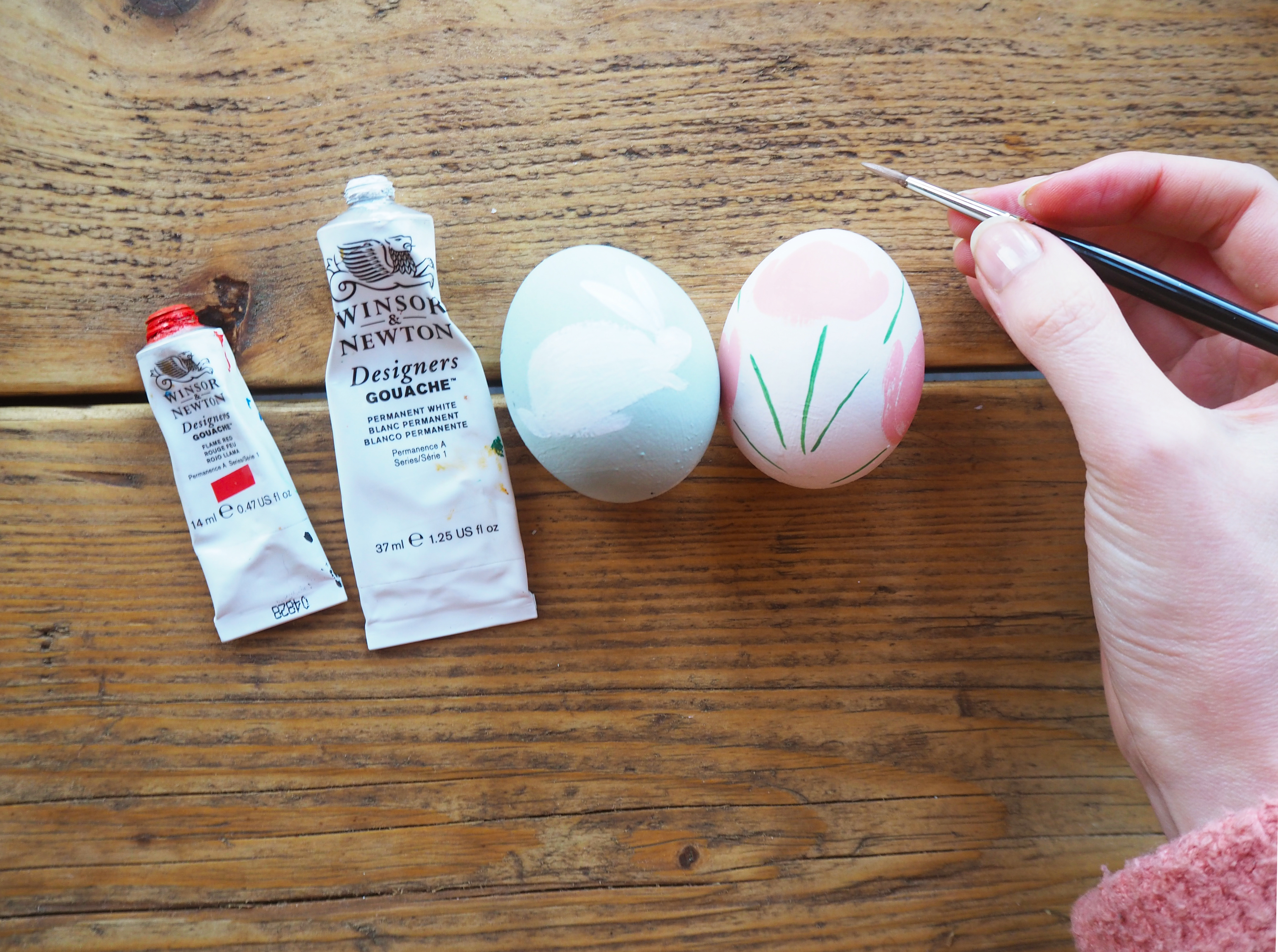 Huevos de pascua pintados con patrón de primavera